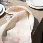 TORCHON MONTMARTRE A BRODER Fond Blanchi/Rose